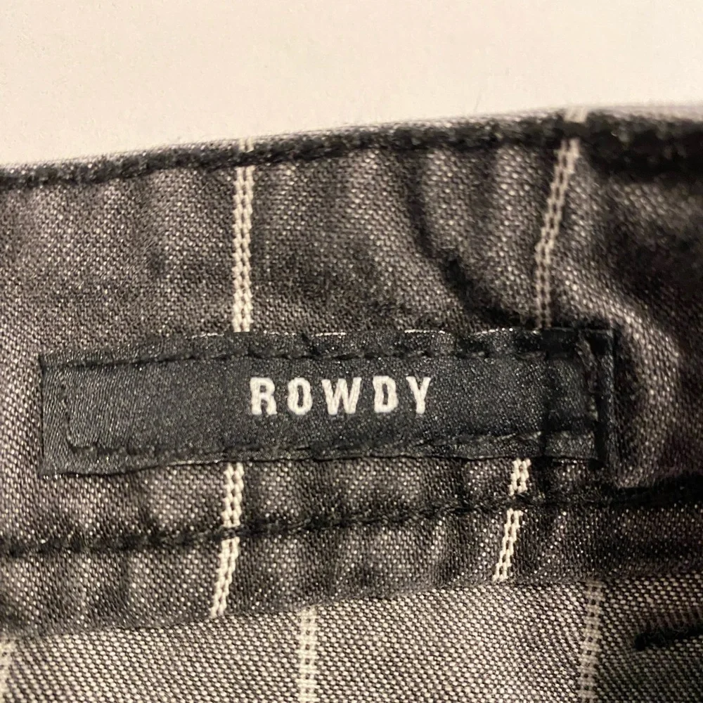 RVCA Rowdy Denim Mini Skirt Stone Washed Black High Rise‎ Raw Hem Size 27